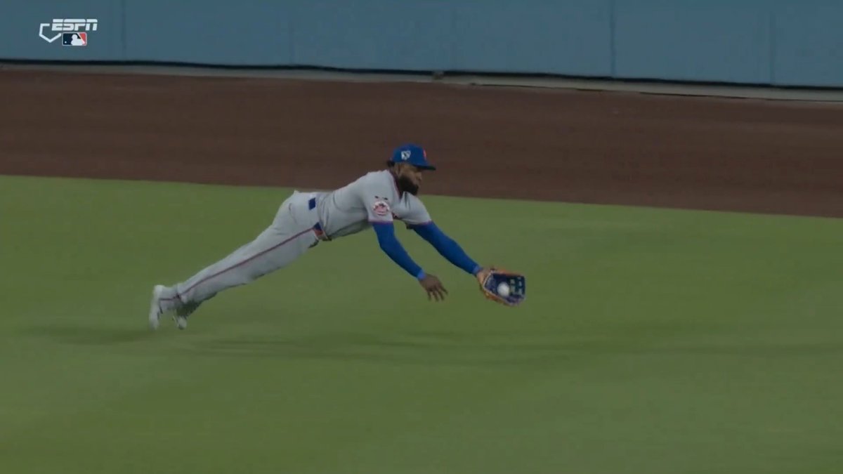 Luis Robert Jr. lays out for a sensational catch!