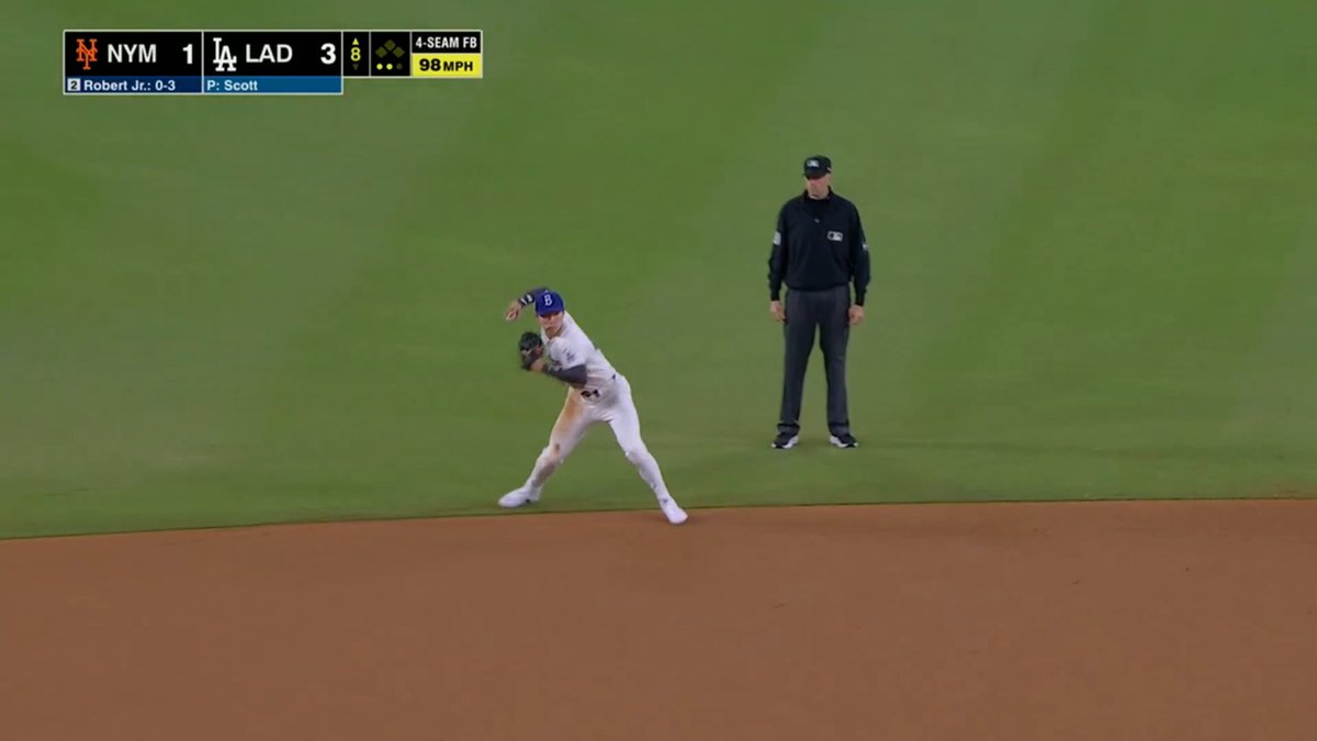 Hyeseong making it look easy.