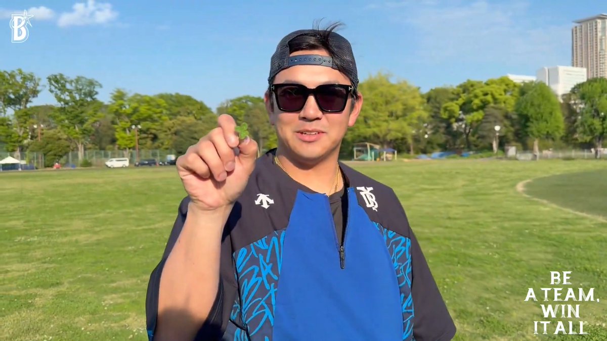 今日はいいことあるはず...?🤭 #山﨑康晃 選手が偶然にも #四つ葉のクローバー を発見🍀 #明治神宮野球場 #baystars