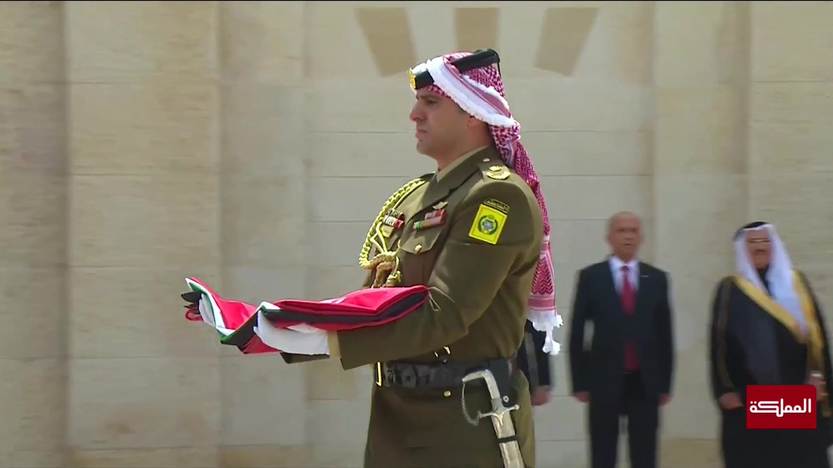 شاهد | الملك يشهد مراسم رفع العلم بمناسبة يوم العلم الأردني #عاجل #الأردن #هنا_المملكة