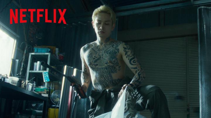 これが壬生憲剛（町田啓太）の狂気。 愛犬"おもち"を背負った闇深き半グレのリーダーが淡々と仕事を遂行中。