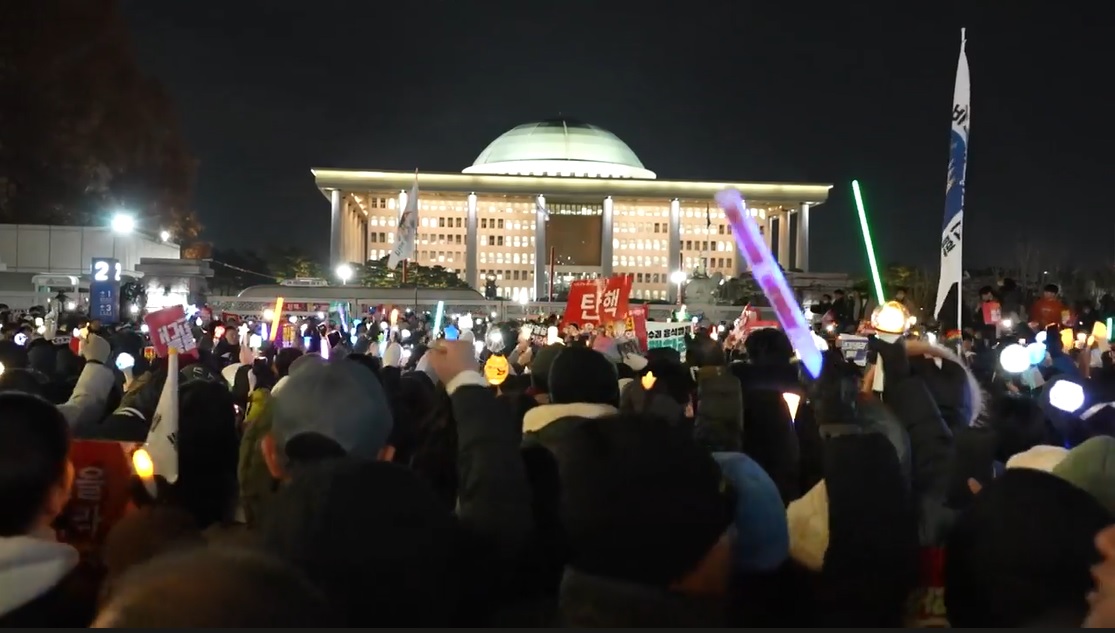 隣の国で起こってたことは日本では詳しく報道されなかった。 これを見て思うのは、韓国国民の主権者意識の高さ。 自分達が主権者だということ、自分達主権者が政治を動かすという意識に確固たるものがある。 政治家が国民を裏切れば黙っていない。