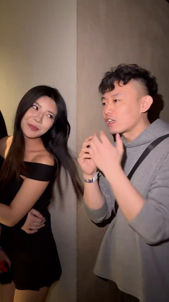 一男子采访中国女人和外国女人，问了同一个选择题：“选择老公是给你花钱但会出轨or不出轨但是不给你花钱。” 中国女人们毫无疑问的选择了前者，外国女人们也都选择了后者，这种恋爱观差异很符合刻板印象。