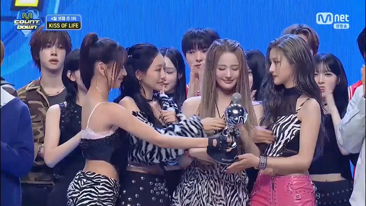 🏆 KISS OF LIFE just took #1 on today’s M Countdown with “Who is she” — marking their first win on this show! Congrats to KISS OF LIFE and KISSY! 🥳 #Whoisshe1stWin #Who_is_she1stWin #KISSOFLIFE4thWin #KISSOFLIFE #키스오브라이프 #Who_is_she (260416)