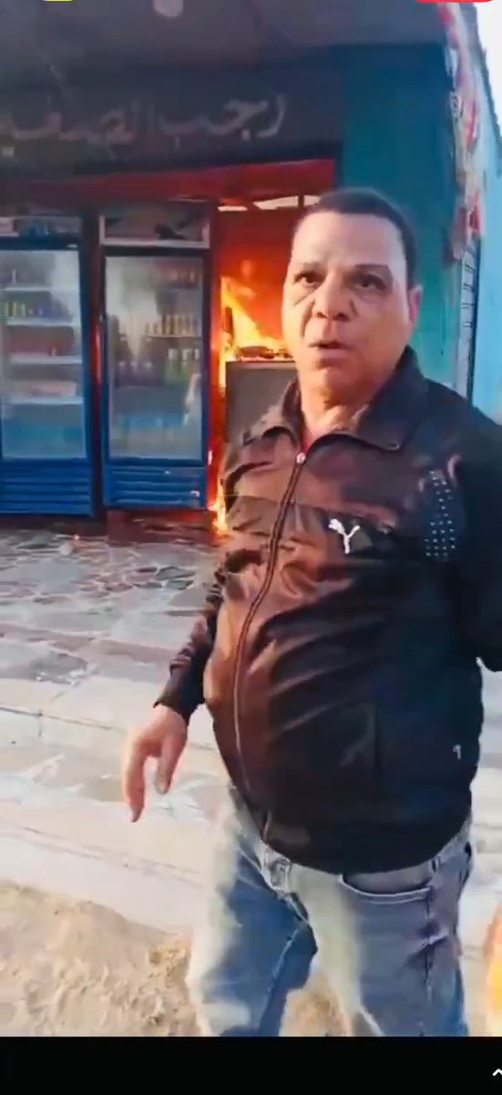 الراجل ده من الإسماعيلية أشعل النـ..ار في الكشك بتاعه في بث مباشر لأنه مش عارف ياخد ترخيص .. ياريت حد من المسؤولين يتواصل معاه ويشوف مشكلته ويساعده في تقنين المكان