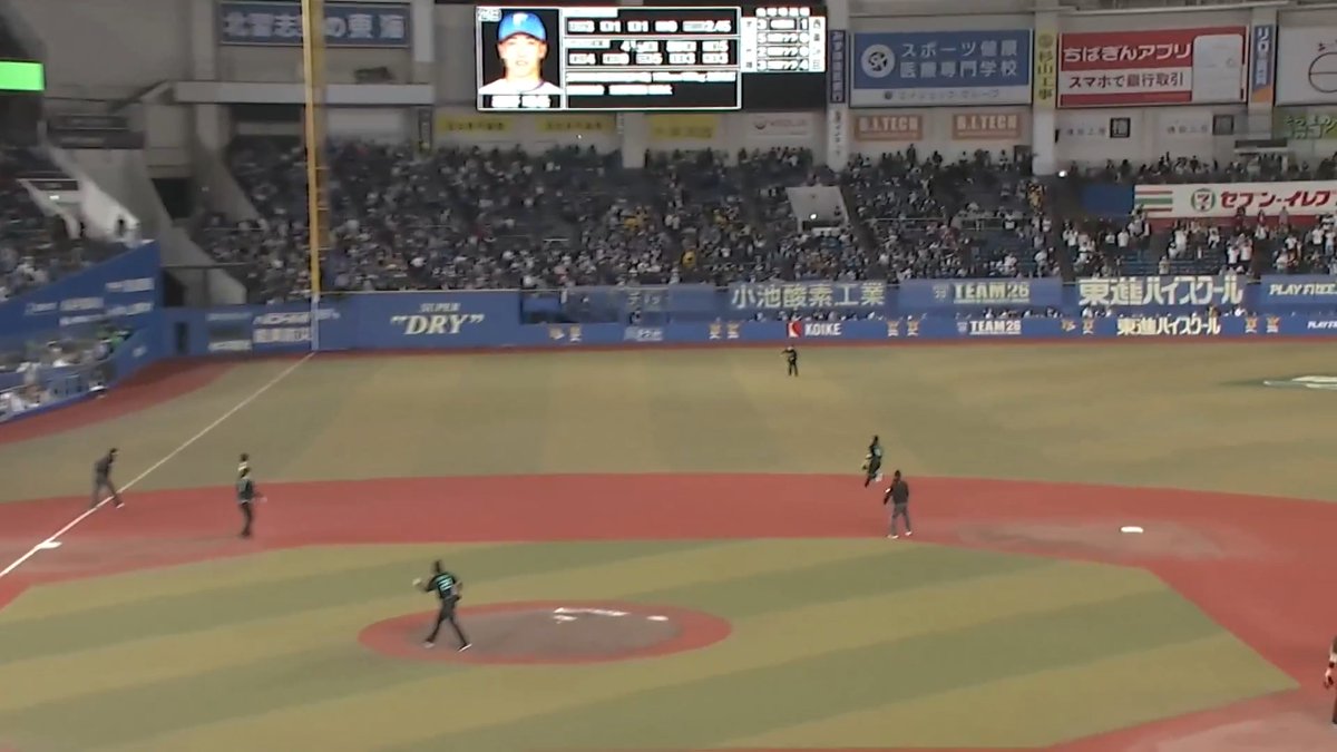 野球の試合で突然サッカー始まる⁉️⚽️ 👇ライブ配信はこちら