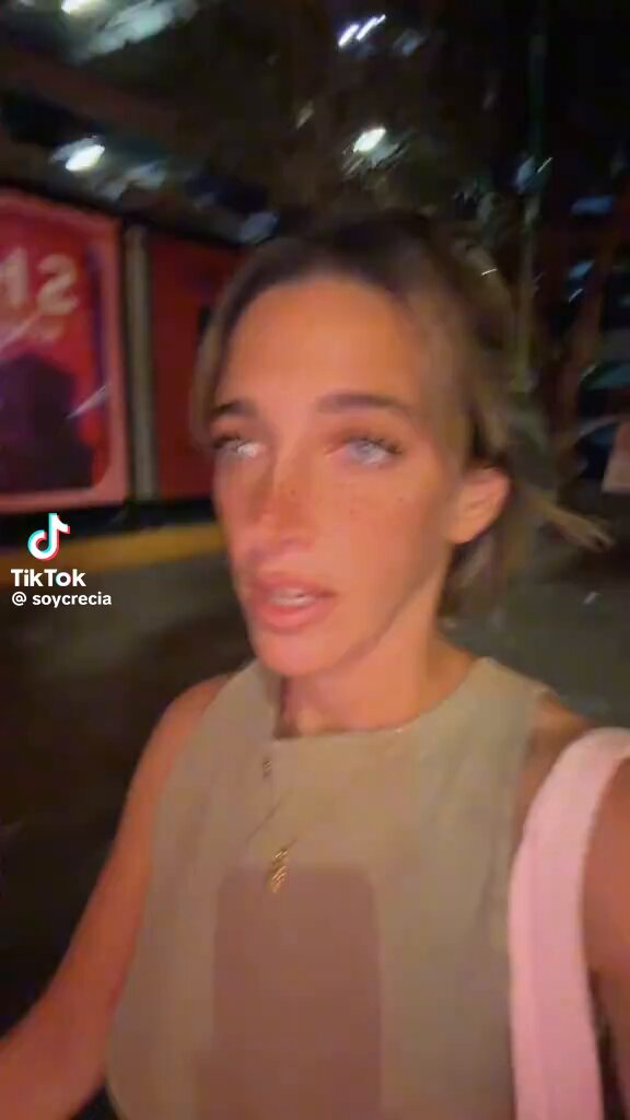 Muestra Argentina como puede caminar tranquilamente con su celular en la CDMX de noche cosa que no puede hacer en la Argentina del Libertario Javier Milei...
