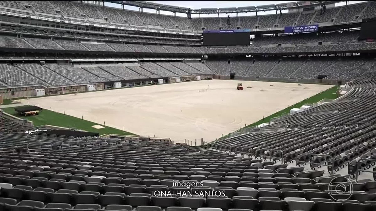 O palco da estreia do Brasil na Copa do Mundo está trocando o gramado de sintético para um gramado natural. A FIFA também teve que retirar alguns assentos da arquibancada para adequar o tamanho do campo.
