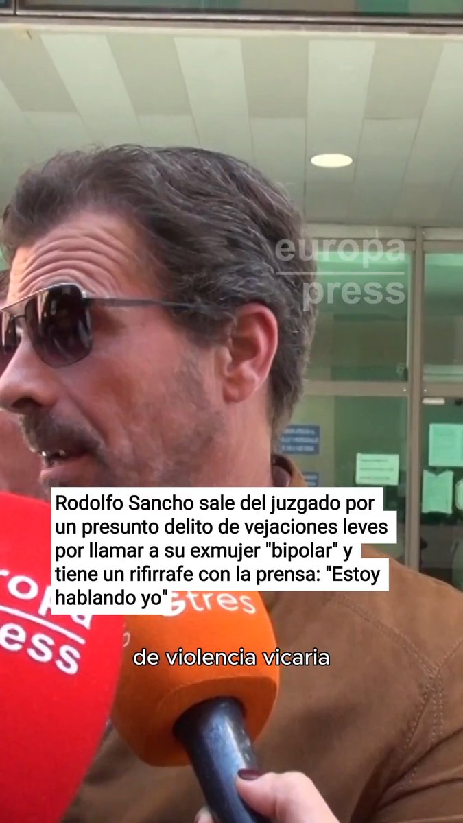 El actor Rodolfo Sancho sale del juzgado por un presunto delito de vejaciones contra su exmujer y tiene un rifirrafe con la prensa: "No, no, estoy hablando yo. Tienes la oportunidad de pedirme disculpas"