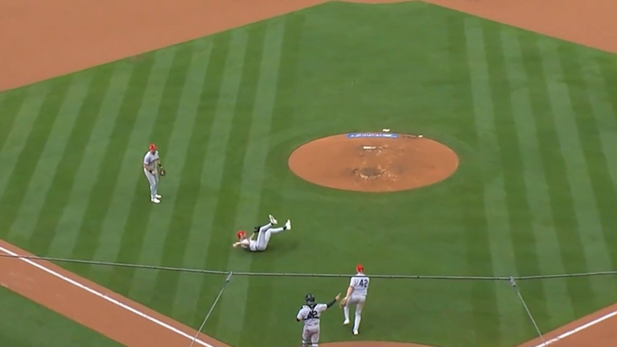 Whatever it takes for the out! This play from Connor Brogdon was amazing 🤯