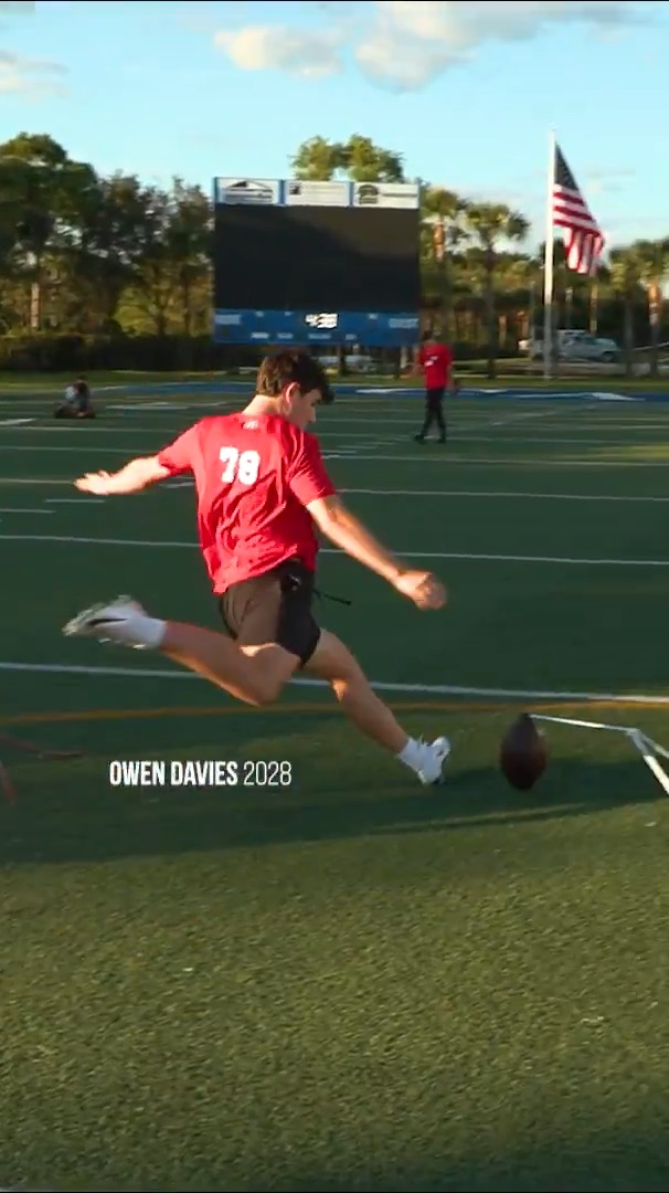Young gun hanging with the big dogs 💪 #KohlsShowcase Owen Davies (2028) ⭐️ No. 2 Kicker ☑️ Offer: Tennessee 🔗 Prospect Eval:
