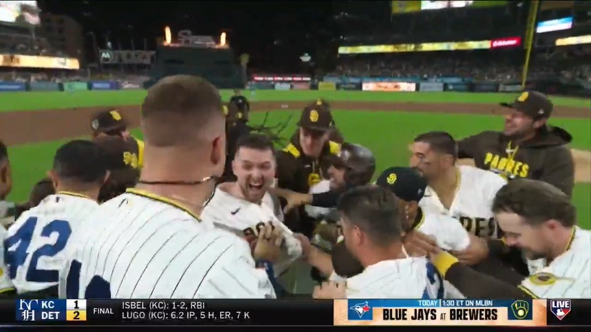 Seven straight for the San Diego Padres and “Petco is going nuts!” 😤 #MLBCentral gives love to San Diego and the show they've been putting on, following their big comeback win over the Mariners in the 9th last night!