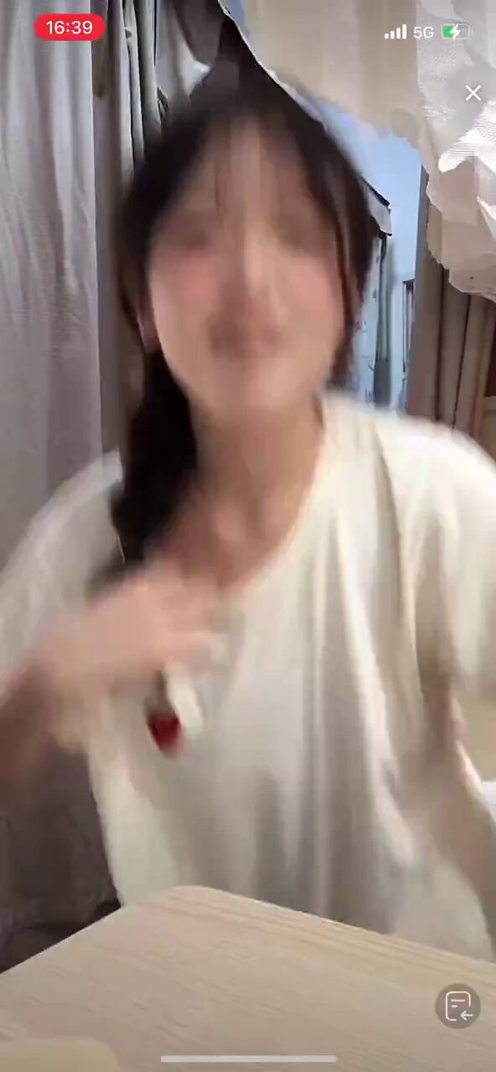 00后的颜值逆天 为什么胸这么小啊 还没发育吗？