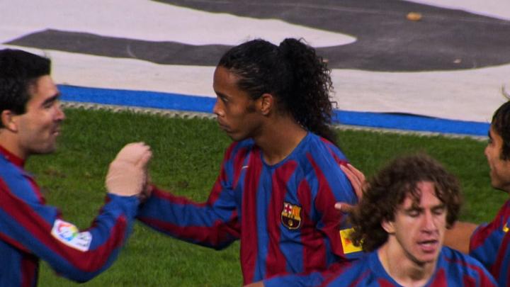 Cuando el balón llegaba a los pies de Ronaldinho, se acababa la jugada, incluso si eras el Real Madrid. La serie documental 'Ronaldinho' ya está disponible.