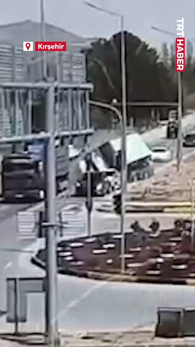 Kırşehir’de freni arızalanan kamyon, kırmızı ışıkta bekleyen minibüse çarptıktan sonra bir otomobilin üzerine devrildi. Kazada 1'i ağır 5 kişi yaralandı.