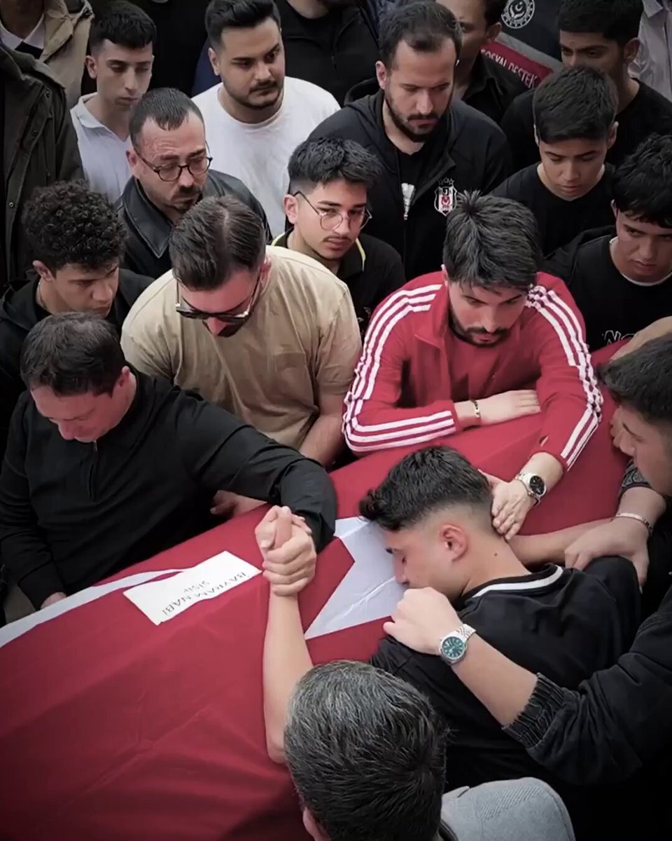 Kahramanmaraş'taki okul saldırısında hayatını kaybedenler son yolculuğuna uğurlandı Kahramanmaraş'ta hayatını kaybeden Yusuf Tarık Gül, Belinay Nur Boyraz, Kerem Erdem Güngör, Zeynep Kılıç, Bayram Nabi Şişik, Şuranur Sevgi Kazıcı, Adnan Göktürk Yeşil, Furkan Sancak Balal ve öğretmen Ayla Kara'nın cenazeleri toprağa verildi