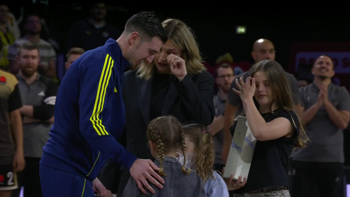 A beautiful tribute to one of the all-timers, from LDLC ASVEL ❤️ Nando De Colo one of a kind