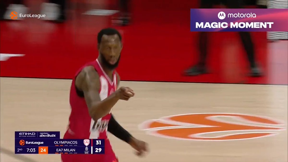 Basketball is a simple game, throw it to Hall and expect BIG things to happen at the rim! #MotorolaMagicMoment motorola I Olympiacos B.C.
