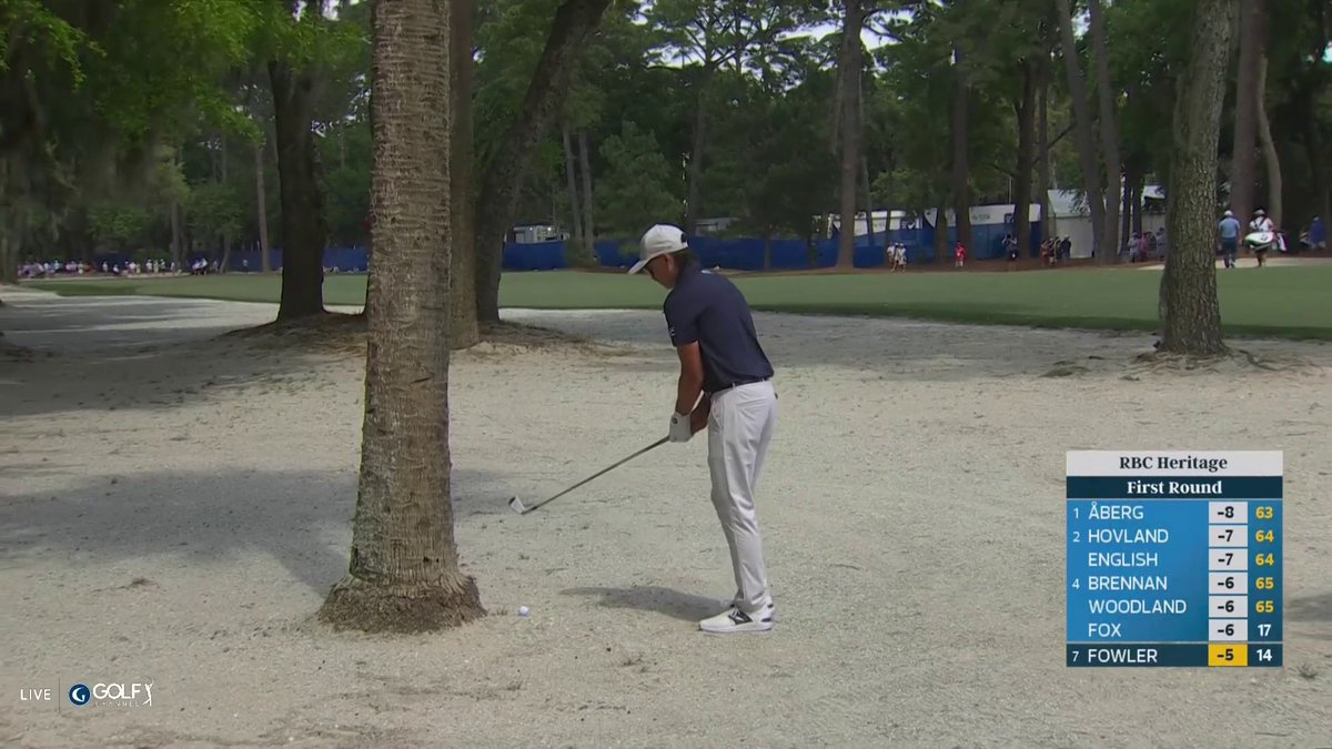 Yes— that's Rickie Fowler swinging left-handed with the club backward from the sand native area 😳