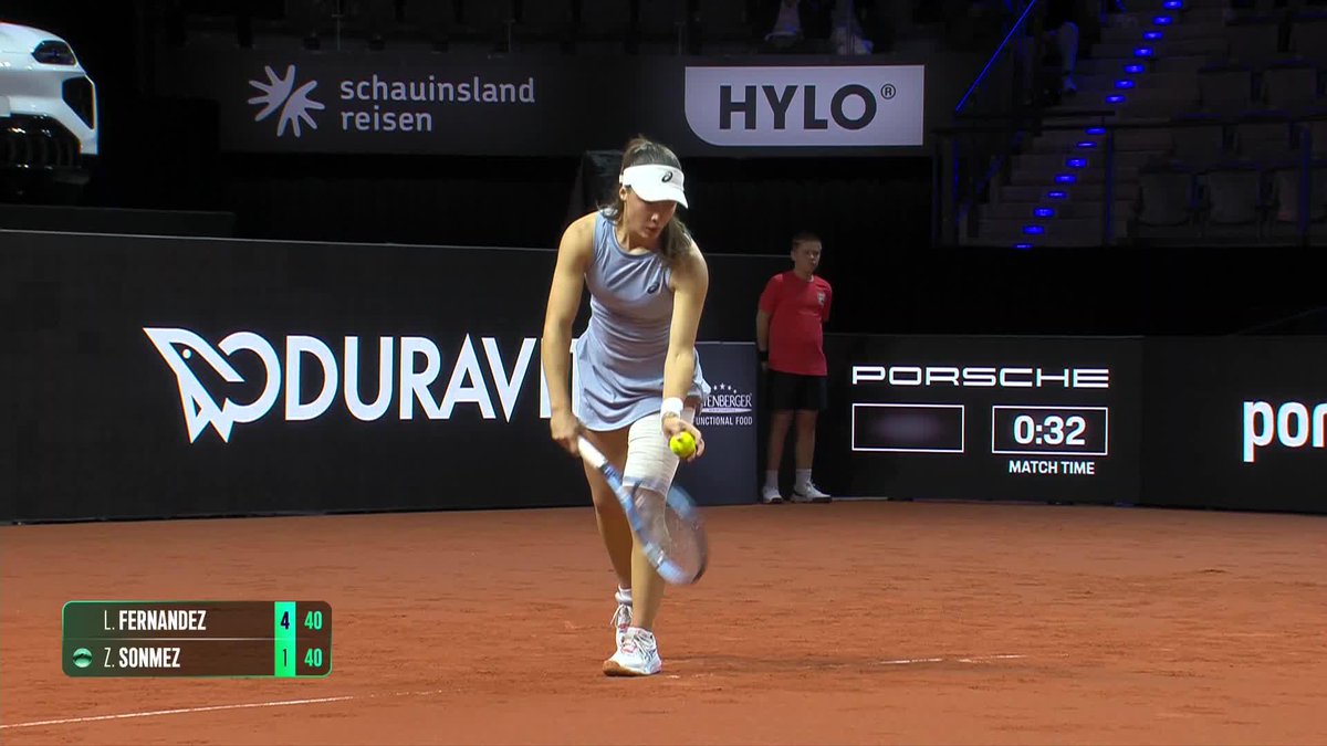 Defensive skills on 👌 Zeynep Sonmez finds a winner against Fernandez. #PorscheTennis