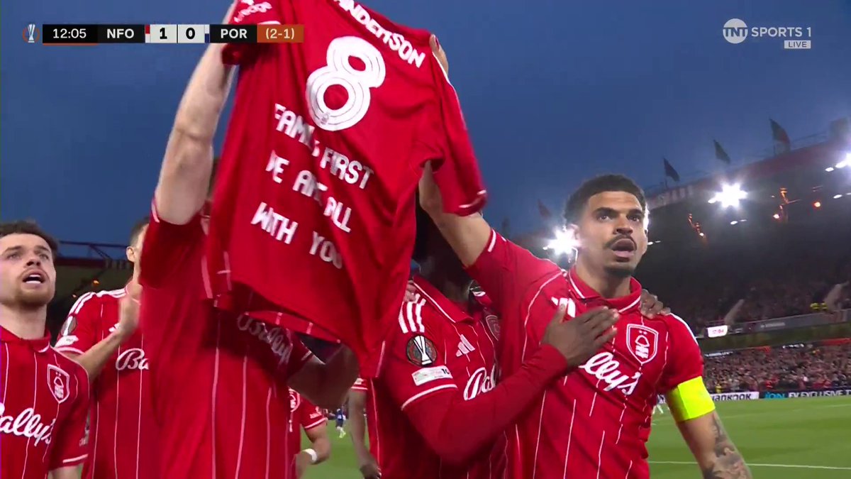 THE CITY GROUND EXPLODES AS FOREST TAKE THE LEAD AGAINST PORTO!! 🤩 Absolutely loving the celebration for Elliot Anderson 👏❤️