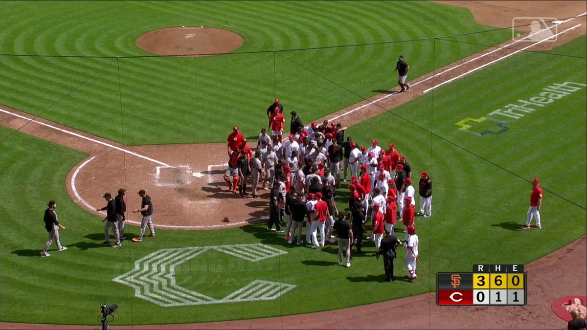 Benches clear after the final out in Giants vs. Reds 😳