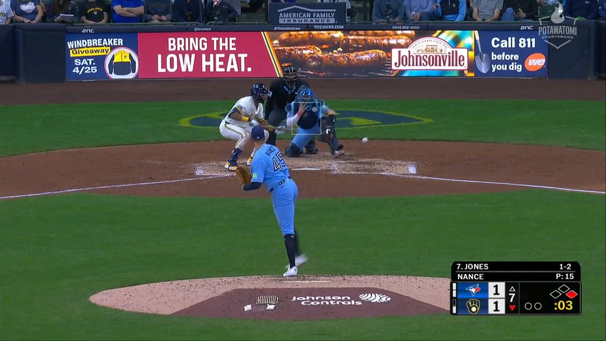 The Brewers bunt three straight times to take the lead in the seventh 💀