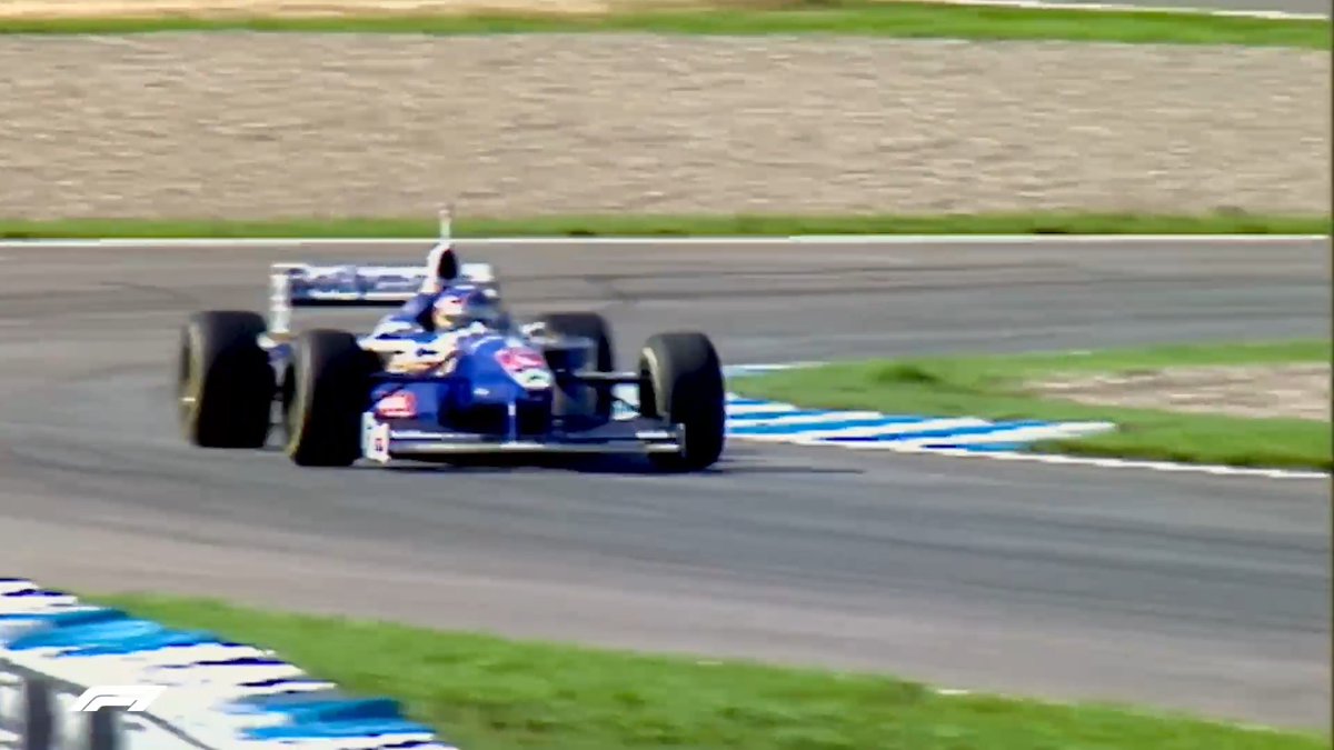 ¿Te sabes la historia del qualifying más cerrado en la historia de Formula 1? 😳 En Jerez 1997, Villeneuve, Schumacher y Frentzen marcaron EXACTAMENTE el mismo tiempo: 1:21.072. Sí, los tres. La pole fue para Villeneuve… solo porque cruzó la meta antes. Pura locura en plena pelea por el campeonato. 👀