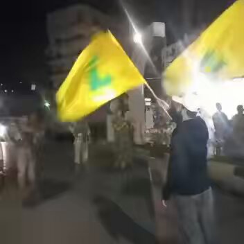 عم تجعروا "شيعة! شيعة! شيعة! شيعة!" ليه🤔؟ طيب شي مرة شفتوا أو سمعتوا: • سنية عم يقولوا "سنة! سنة! سنة!"؟ • مسيحية عم يقولوا "مسيحية! مسيحية! مسيحية!"؟ • دروز عم يقولوا "دروز! دروز! دروز!"؟ ببساطة لأ... ليه؟ لأن أنتم رب الطائفية والمذهبية المليئة بالحقد والبغض