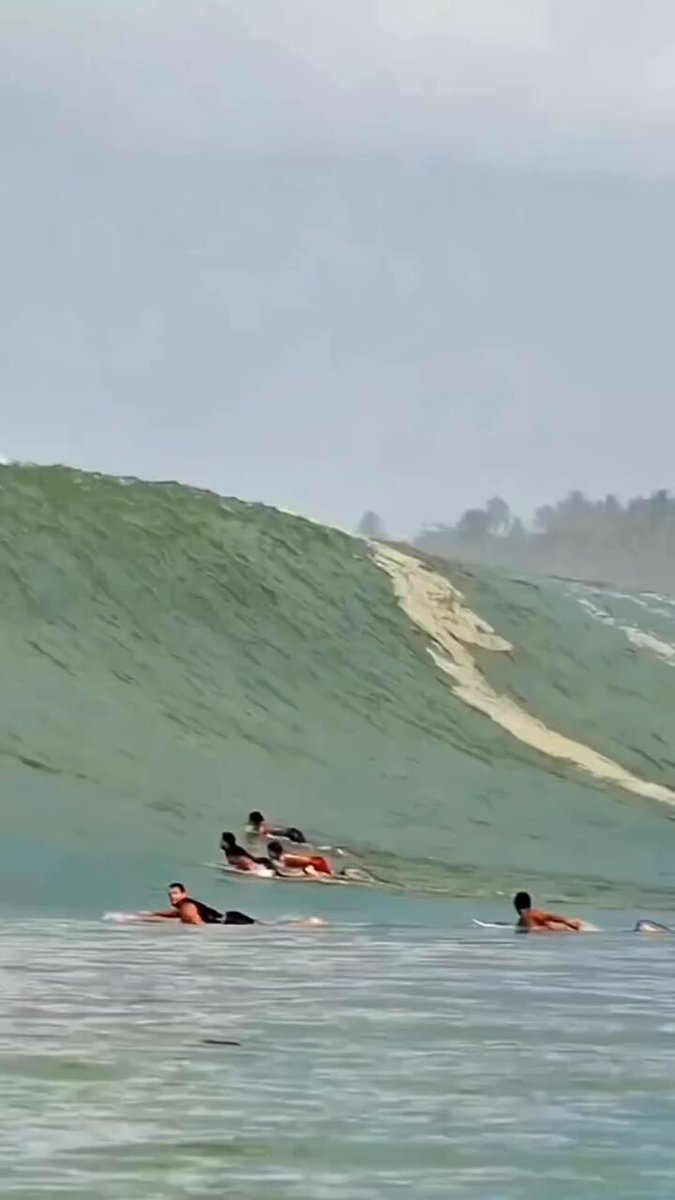 Surfing Big Waves in Indonésia 💚
