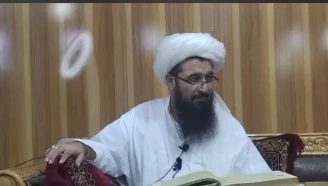 دا ویډیو کې ملا خلیفه ډېر چټیاټ وایي: وایي یو ځوان وایي چې له یو چینایي مسلمان سره مې ملګرتیا شوه، بیا هغه کور ته بوتلم. بیا د هغوی په کور کې زما د هغه له خور سره ملګرتیا شوه. اوس چې هر وخت چین ته ځم، د هغوی په کور کې مې شپه وي، زما او د همدې جینۍ جلا کوټه وي او شپه ورسره تېروم. بیا سهار غسل ته مې د همدې جینۍ پلار پورته کوي، کله چې هغې پلار مسجد ته سهار لمونځ ته ځي. اوس په دې چټیاټو کې څو پوښتنې را پیدا کېږي: ۱. اول خو دا مسلمان مېلمه څومره نمک‌حرام او بې‌وجدانه انسان وو چې هغوی خپل کور ته مېلمه کړ، خو دا نمک‌حرام یې د خور او لور سره ناروا اړیکې ټینګې کړې دي. ۲. دوهم، تاجر همیشه هوټل کې شپه تیروي تاجر باید خپله شپه په هوټل کې تېره کړي اکثره ورسره پیسی او قیمتي شیان وي. ۳. درېیم، هغه مسلمانې کورنۍ ته دا ملا سپک نظر کوي، یعنې دومره تقوادار پلار یې دی چې د سهار لمانځه لپاره مسجد ته ځي او د لور لونډه غسل ته هم پورته کوي؟ څوک چې د سهار لمونځ پابند وي، هغه دومره بې‌غیرته نه وي. دا خبره د ملا کاملاً دروغ ده. ۴. څلورم، دا چې مسلمانان دومره بې‌ایمانه او بې‌وجدانه دي چې هېڅ اعتماد ورباندې نه شي کېدای، چې څوک یې د اسلامي ورورولۍ یا احترام له مخې کور ته دعوت کړي، بیا دا بې‌وجدان یې د خور یا لور سره شپې تېروي. ۵. پنځم دا چې د جینۍ پلار مې سهار لمونځ ته پورته کوي چې «جګ شه، ناوخته ده، لمونځ مو قضا کېږي» . نو چې څوک زنا کوي، ټوله شپه یې په زنا تېره کړې وي، هغه بیا د سهار لمانځه څه پروا ساتي چې ناوخته ده هاهاها