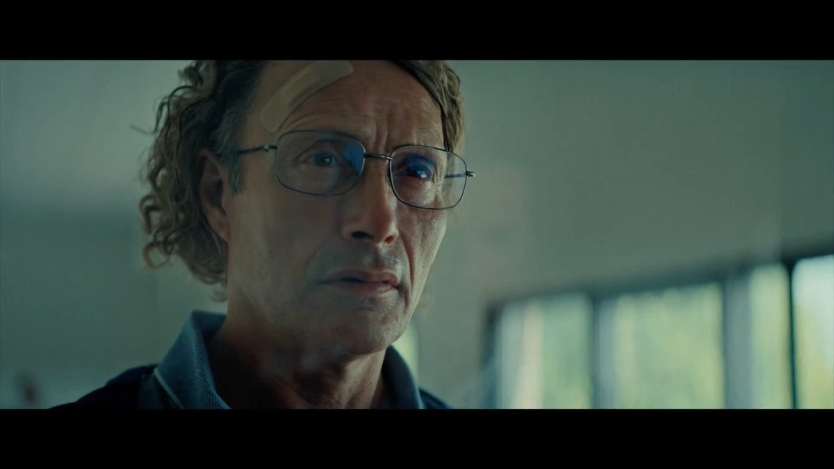 #マッツ・ミケルセン 新作『#さよなら僕の英雄』日本版特報＆ティザービジュアルが解禁🎊強奪した大金を掘り起こしたい弟と、その隠し場所を忘れ自身をジョン・レノンだと思い込む兄の、埋蔵金探しの旅を描く物語🎞️6月19日公開！ #アナス・トマス・イェンセン