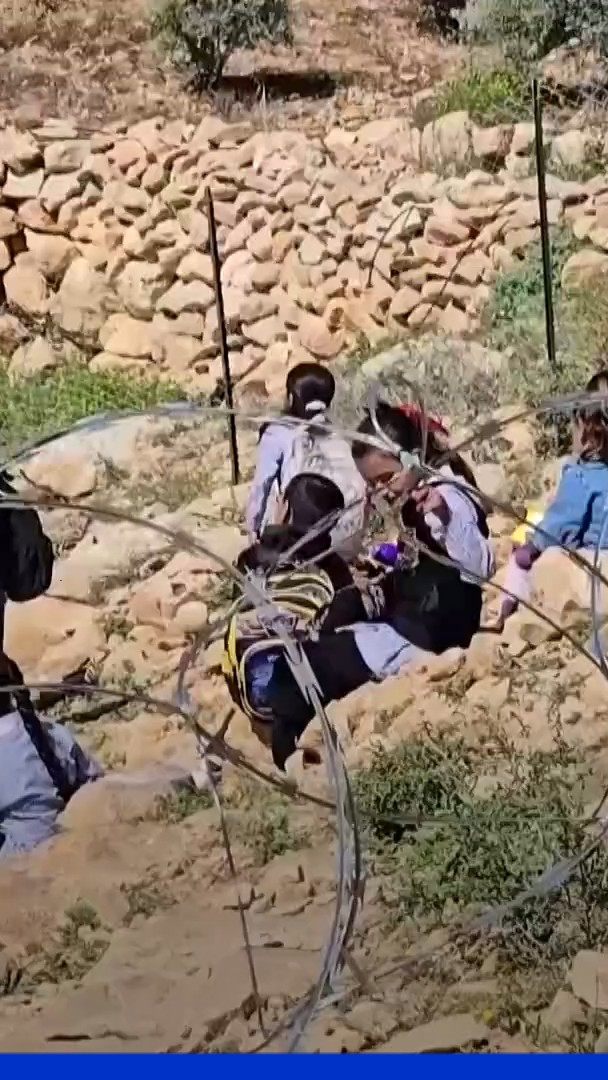 Des enfants palestiniens empêchés d'aller à l'école par des colons israéliens en Cisjordanie ⤵️