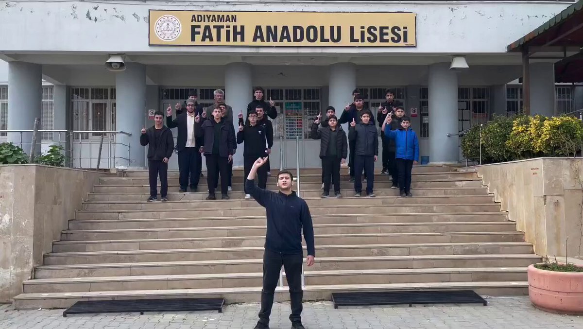 Burası Adıyaman Fatih Anadolu Lisesi... Okul girişinde öğrencilere ayet okutuluyor, dini yemin ettiriliyor! Cihatçı terör örgütlerinin, selefi yapıların, tarikat ve cemaatlerin ayinlerini aratmayacak ton ve davranış çocuklara aşılanıyor! Hiç mi ders almayacaksınız?