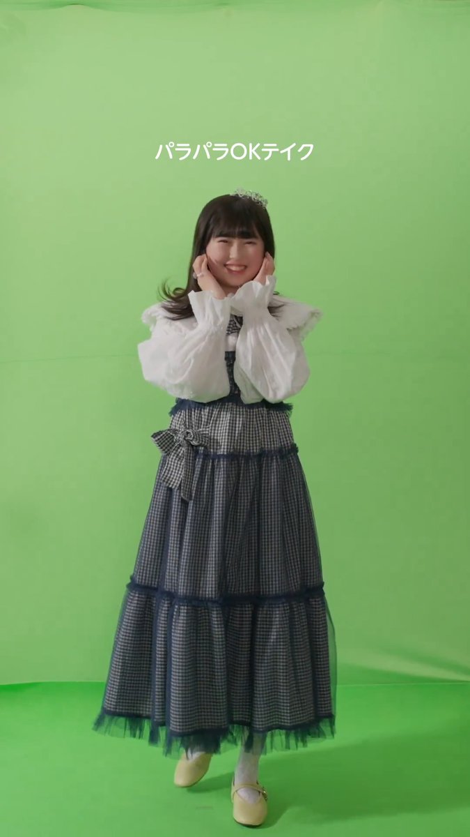 🎬 #おひなさま パラパラ本気モード ビシッと決めたOKテイクにご注目ください👀💛 #長浜広奈 #タウンワーク 長浜広奈(ながはまひな)