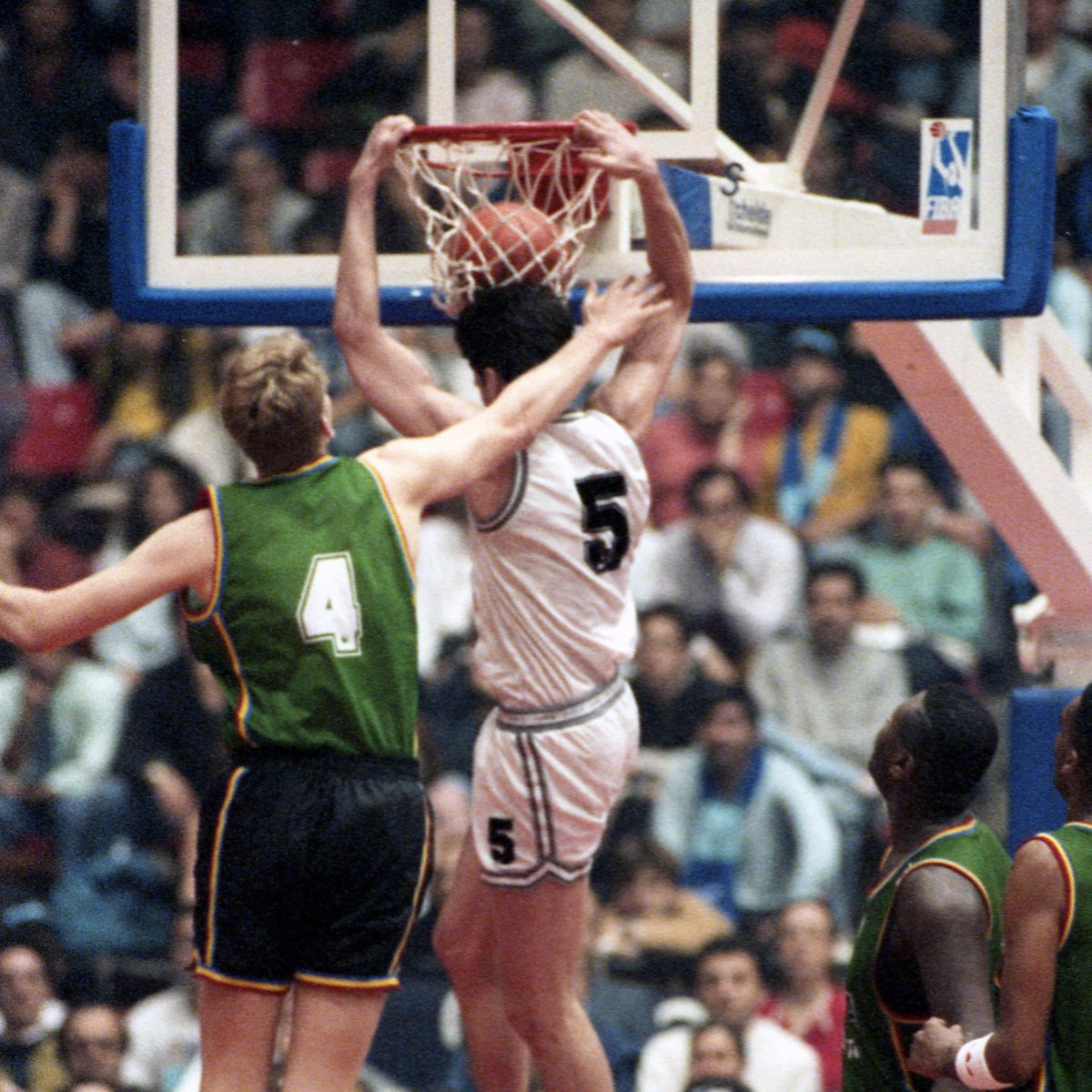Buenos días, 34 años de una final histórica, 48 puntos entre #Predrag &amp; #Sasha y un triple final mítico, 34 años de la #CopaEuropa de #PartizandeFuenlabrada La primera de #CoachObradovic 16/04/1992