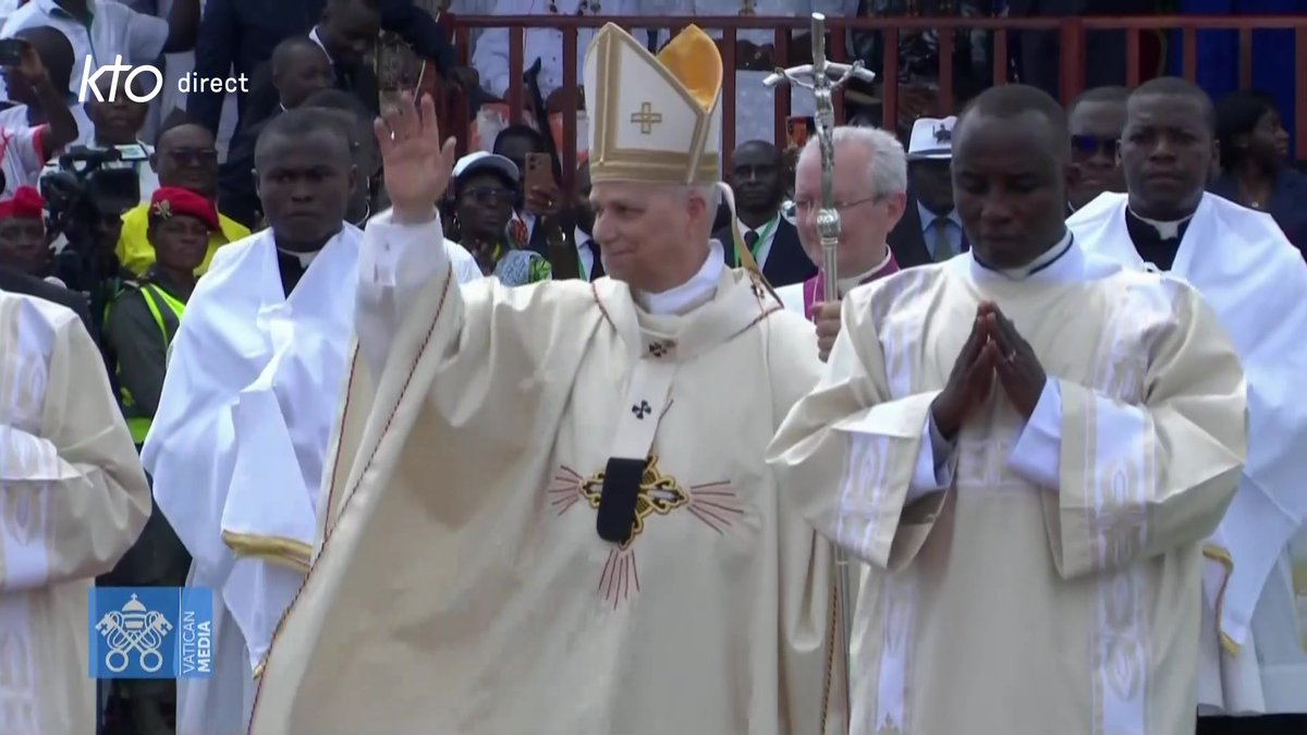 🔴 Messe à #Douala : « Me voici qui viens vers toi Seigneur. Tiens-moi par ta main, je te confie mon âme » Au rythme d'un chant en bulu, la procession d'entrée commence. #PapeauCameroun 🇨🇲 👉 Messe présidée par #LéonXIV à voir sur KTO &amp;