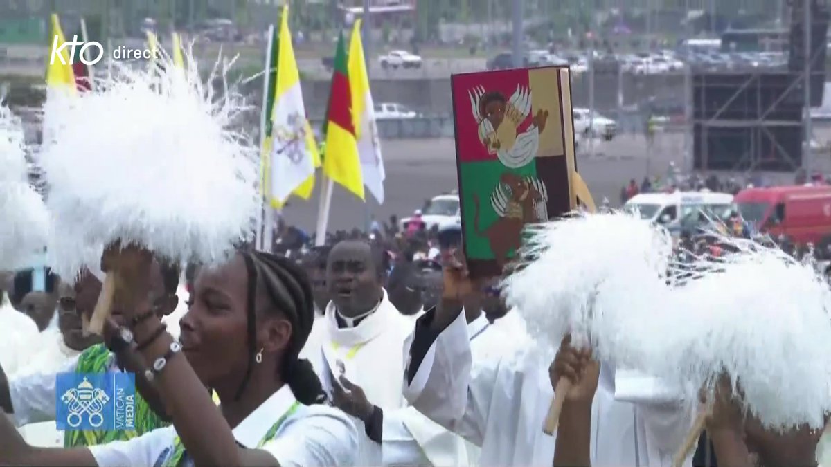 🔴 Alléluia ! L’assemblée acclame l’Evangile en bassa. #PapeauCameroun 🇨🇲 👉 Messe à #Douala présidée par #LéonXIV à voir sur KTO &
