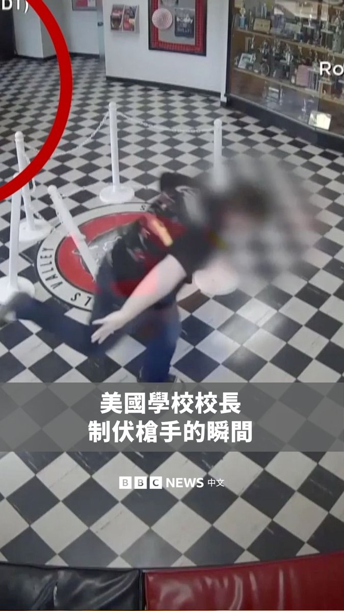 监视器画面显示,维克多‧霍金斯于4月7日走进保罗斯谷高中,并携带一把手枪。校长柯克‧摩尔随即冲向这名前学生,将其扑倒在地制伏,但在过程中腿部中弹。霍金斯随后在现场遭到逮捕,目前正面临多项刑事指控。