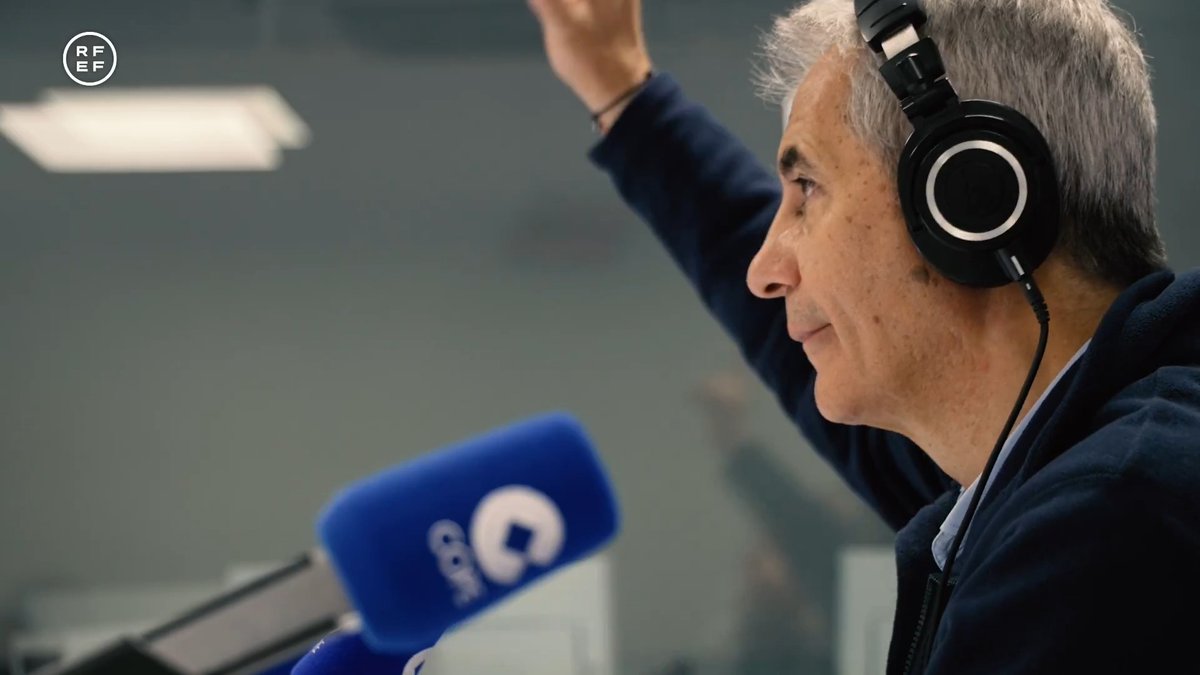😍 La RFEF distingue a nuestro Manolo Lama con el I Premio de Periodismo Deportivo José Ángel de la Casa 🏆 La voz del fútbol en COPE y en toda España 🎙️ ¡Enhorabuena, bicho! Manolo Lama 📻 #PartidazoCOPE