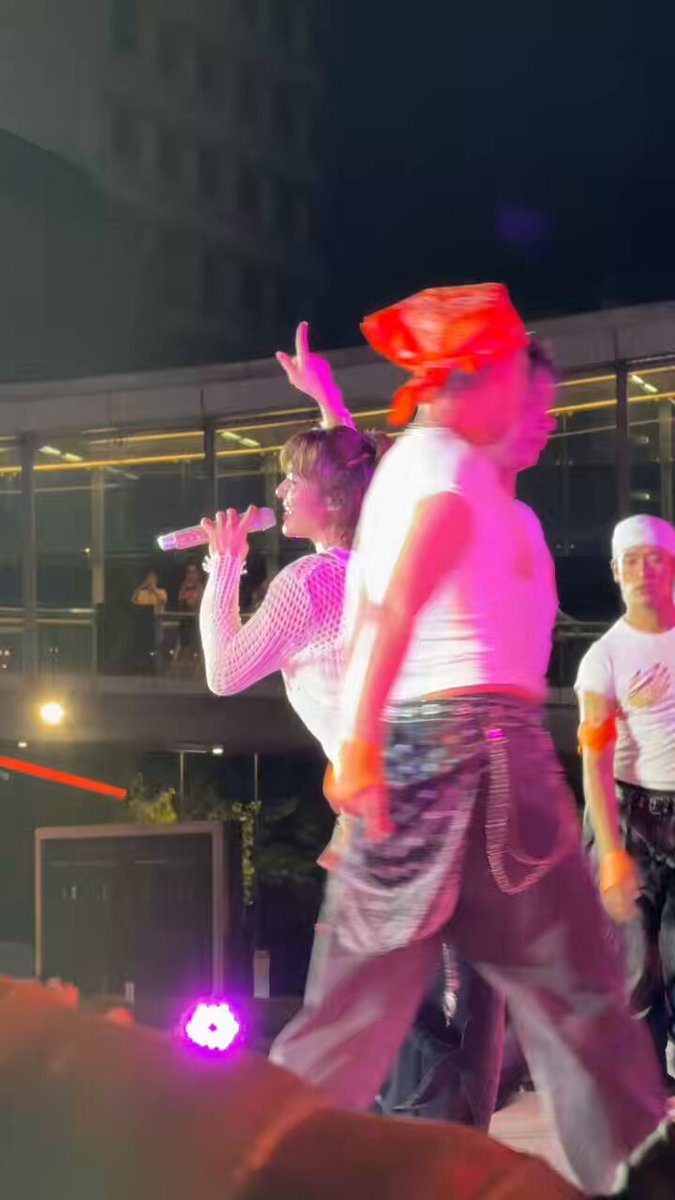 เจอะดาวยั่วต้องรีบสกัด 😂🧡😍 NuNew at FWD Music Live Fest 5 #FWDMLF5xNuNew #FWDMusicLiveFest #NuNew #CTWSongkran2026 #SongkranAtCentral #centralwOrld
