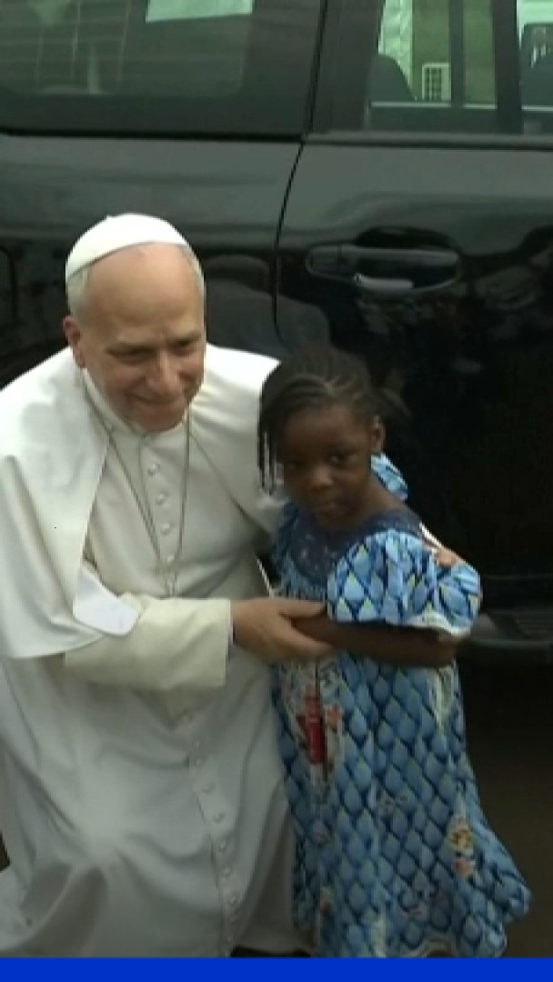 Cameroun: une jeune fille court pour enlacer le pape Léon XIV après une messe