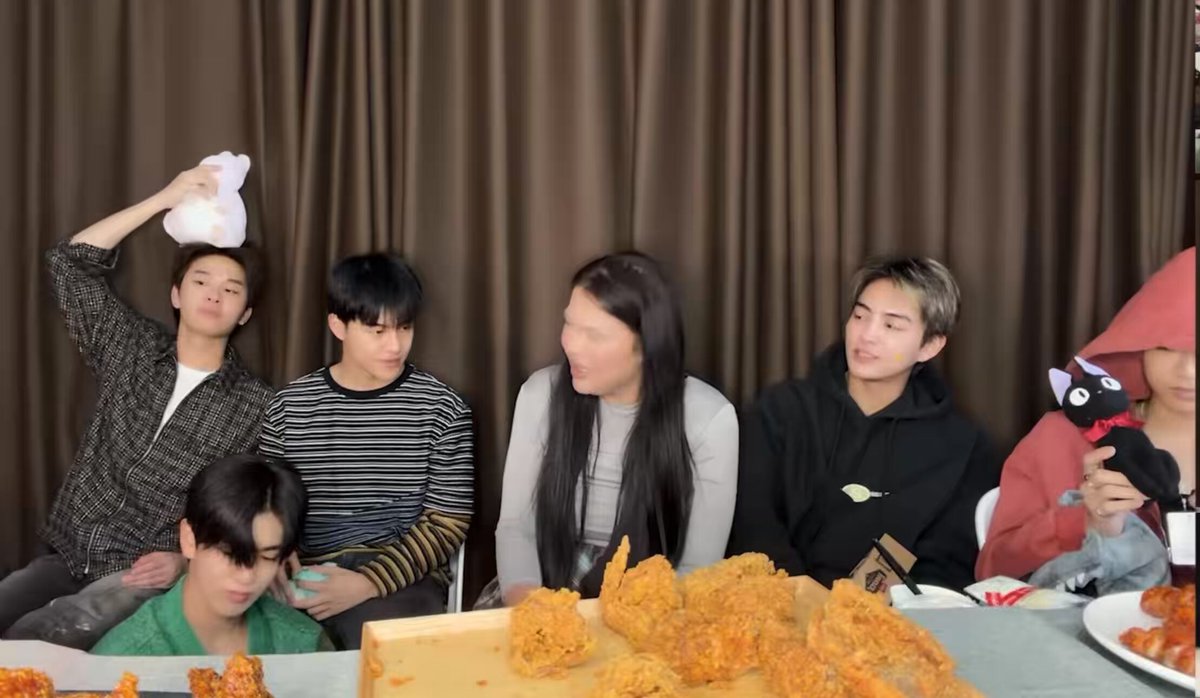 พี่เอิ้ก: อยากรู้ว่าเคยงอนกันปะ : บ่อยพี่ พี่้เอิ้ก: แล้วใครง้อใคร ม้าค: แล้วแต่คับ แล้วแต่รอบ ถ้าเป็นช่วงก่อนๆจะไม่พูดกัน พอมาพูดทีนึงคือช่วงเปิดใจ ถ้าเปิดใจนี่เปิดกันถึงเช้าเลย ปัจจุบันก้ยังมีเปิดใจกันถึงเช้า😭 #MARCKRIS #EATอีสมารูอ้วยxBUS