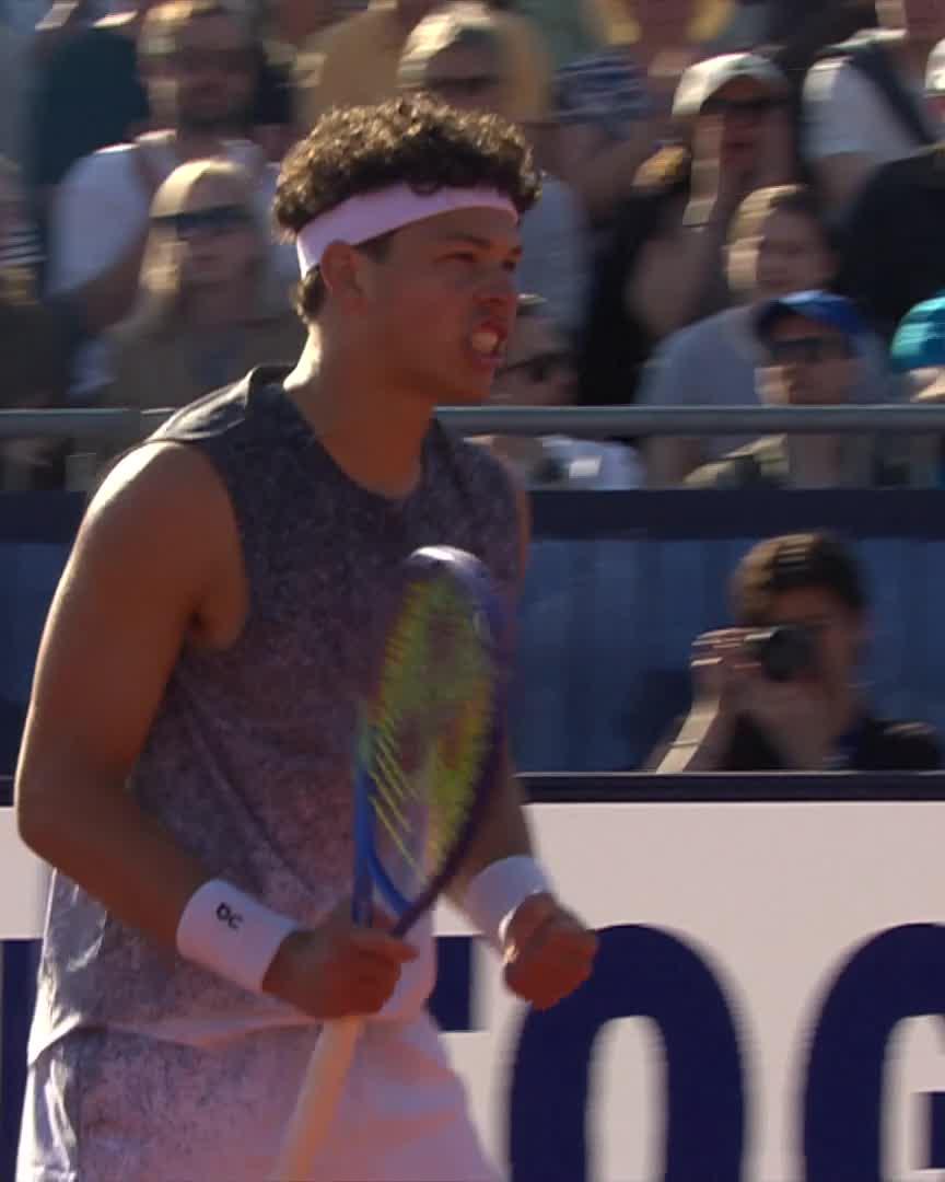 Ben Shelton wins a terrific point against João Fonseca in Munich. It looks like they’re playing in 2x speed. Absolutely punishing the ball. 🇺🇸😮‍💨