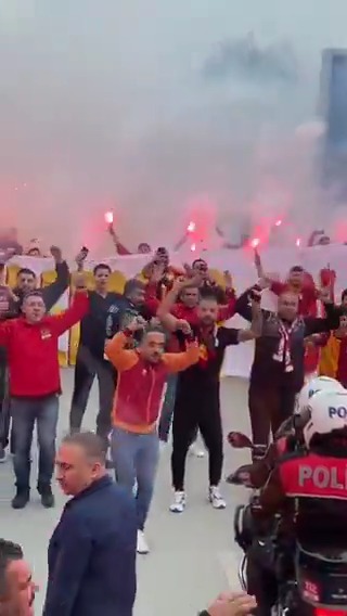 Galatasaray, Ankara'da meşaleler eşliğinde karşılandı.