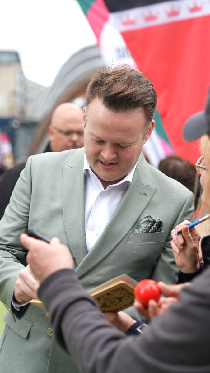 The stars are arriving in Sheffield for the World Snooker Championship 🎱🤩