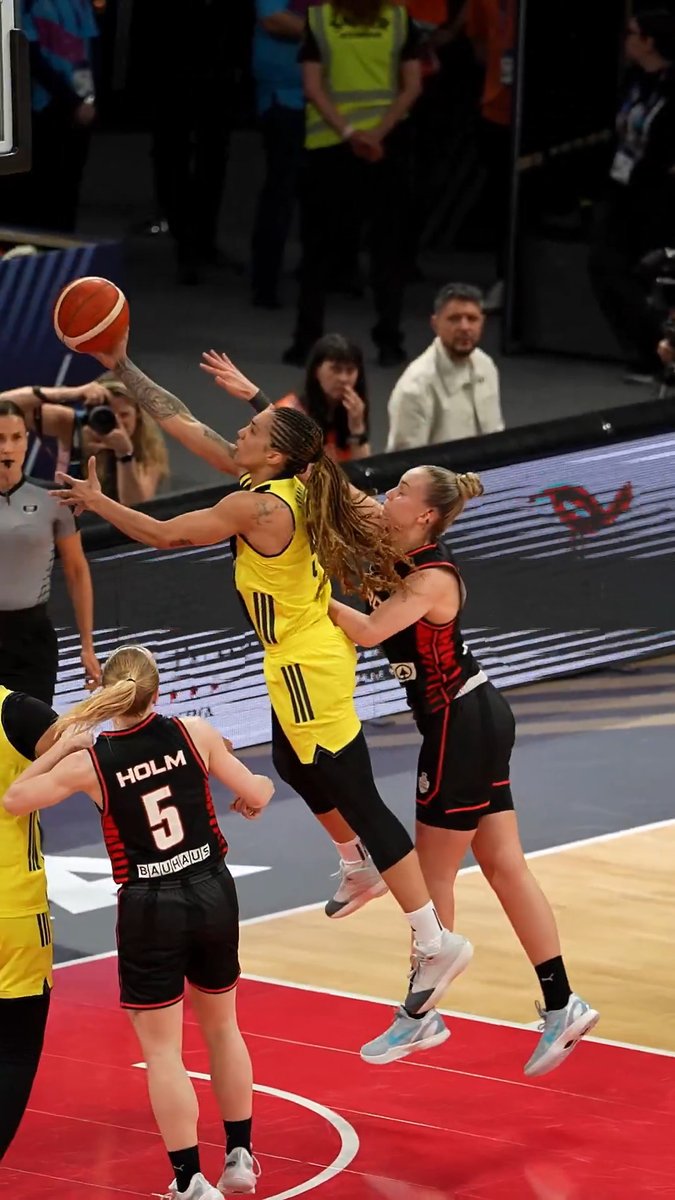 Gabby is definitely 𝘧𝘦𝘦𝘭𝘪𝘯𝘨 𝘨𝘰𝘰𝘥 rn 😌 #EuroLeagueWomen x Fenerbahçe Opet