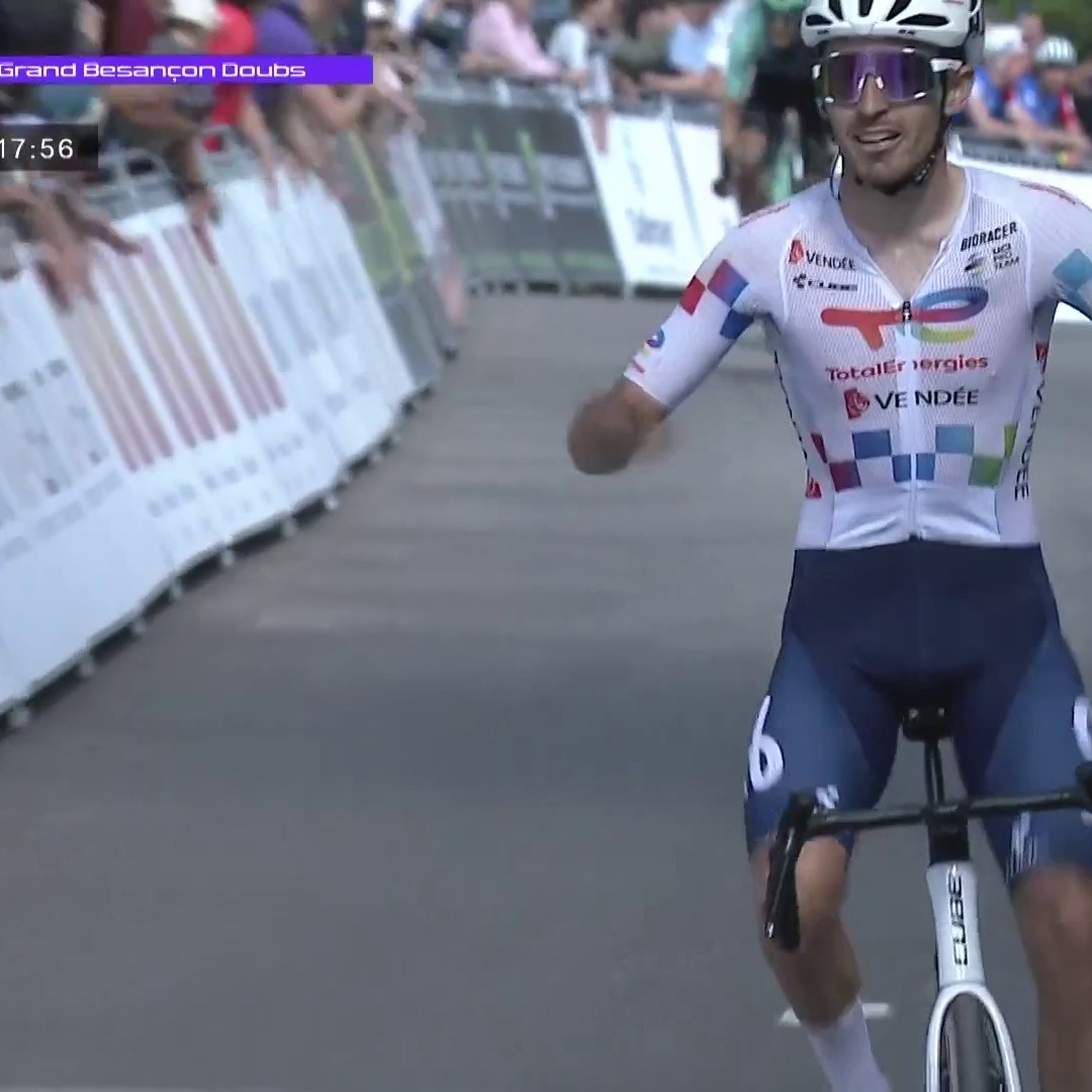 Premier jour de course et première victoire pour Jordan Jegat en 2026 ! Le coureur de la TotalEnergies remporte la Classic Grand Besançon Doubs devant Léo Bisiaux et Matthew Riccitello #LesRP