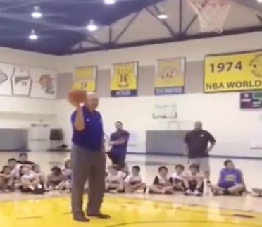 Jerry West says he hasnโt picked up a basketball in years and casually hit free throws like itโs muscle memory that never left. This is a 79-year-old West, with no reps or rhythm just pure instinct kicking in. That's why he's the logo!