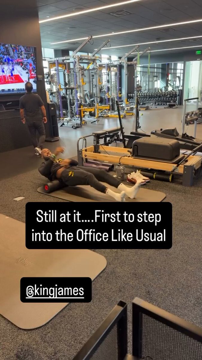 Lebron James vibing to ‘Keyz 2 The City 2’ by Nipsey Hussle at the Lakers training facility via Meel
